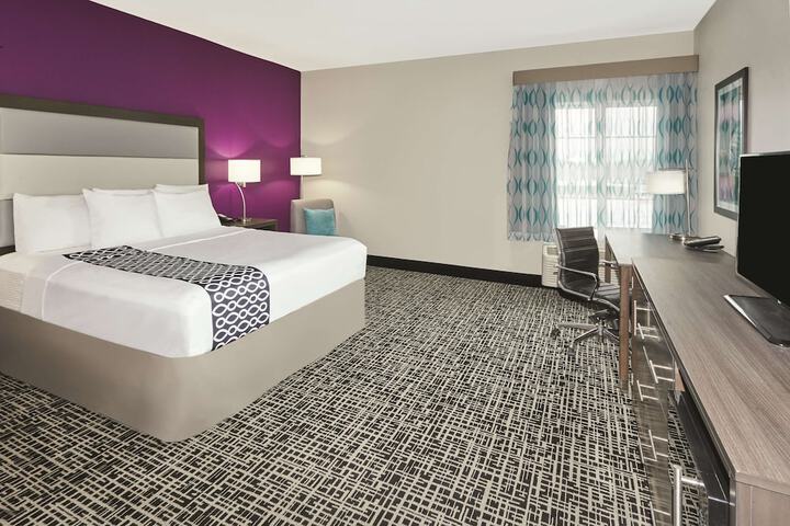 1 King Bed (4 of 9)
