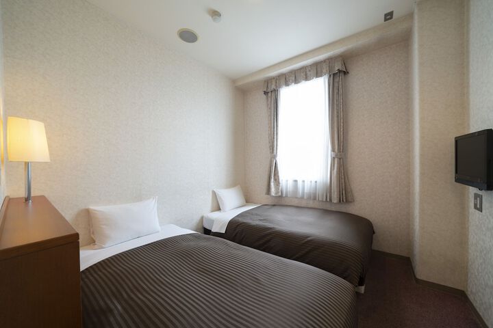 Room 8 of 34
