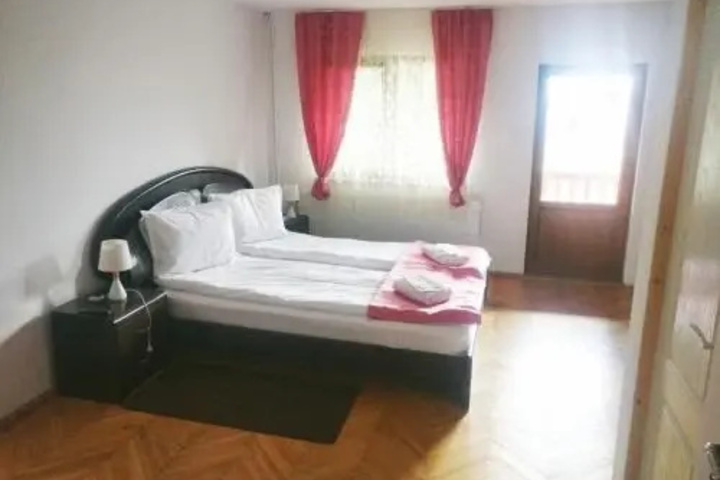 Room 4 of 7