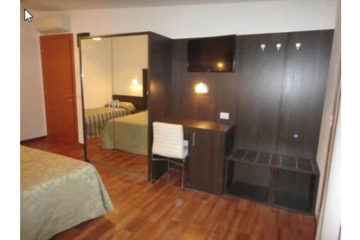 Room 6 of 22