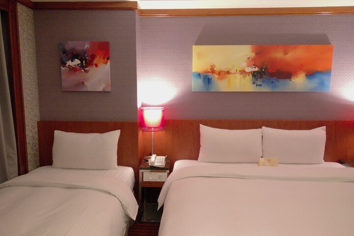 Room 11 of 40