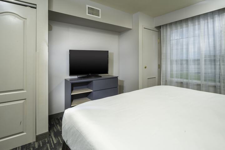 1 King Bed (4 of 22)