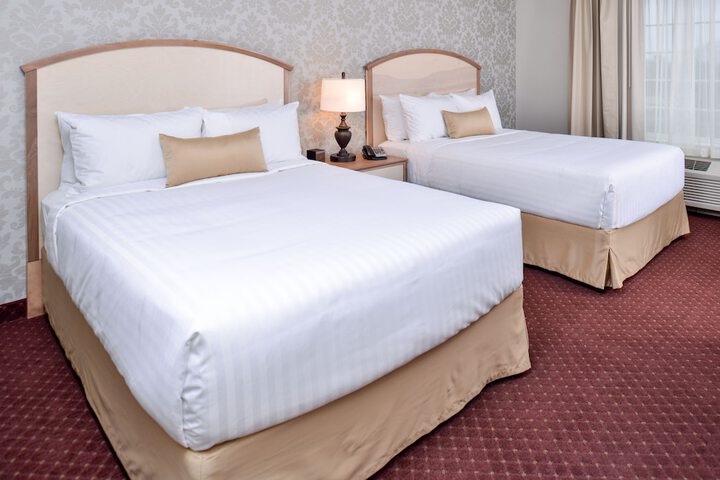 2 Queen Beds (2 of 8)