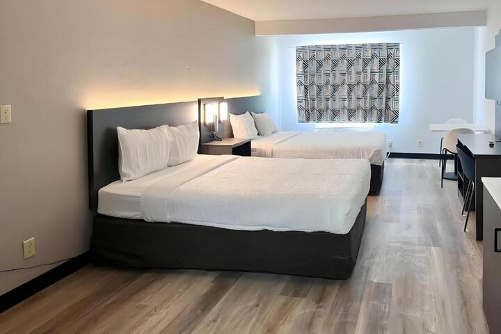 2 Queen Beds Kitchen (7 of 8)