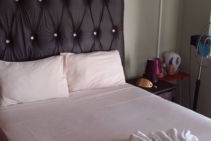 Room 4 of 9