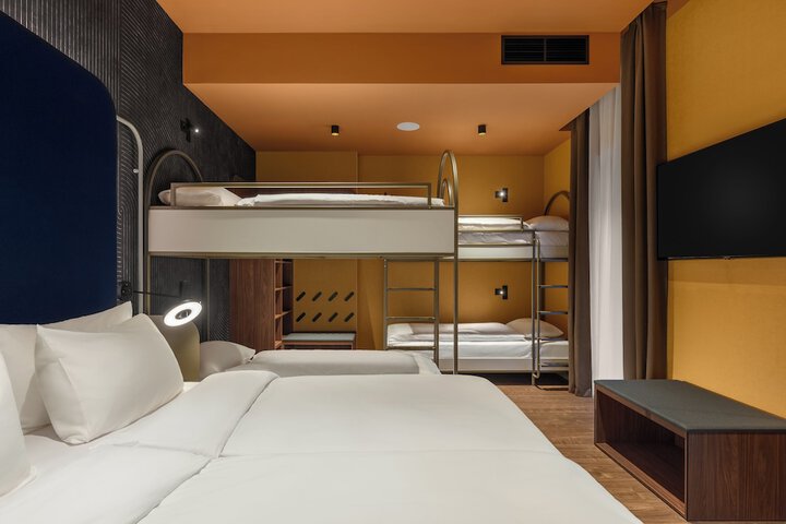 Room 26 of 170