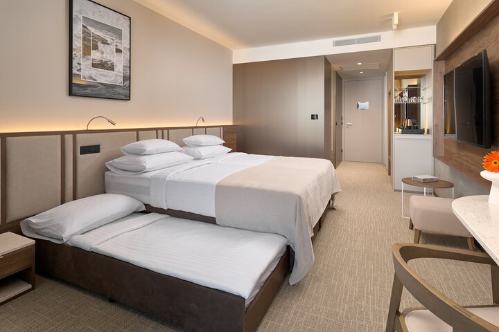 Room 6 of 101