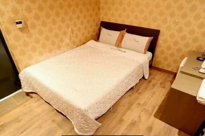Room 8 of 14
