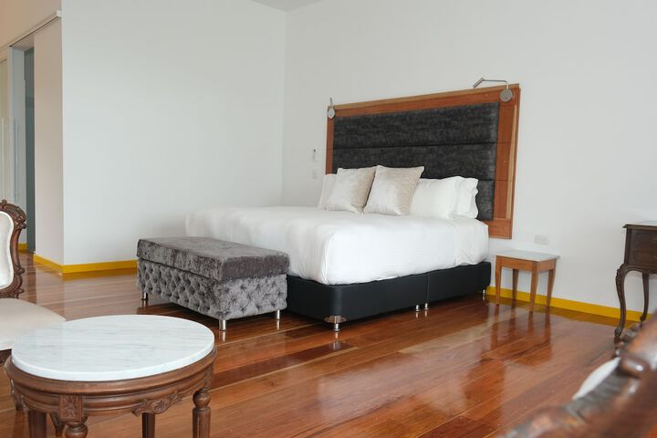 Room 33 of 103