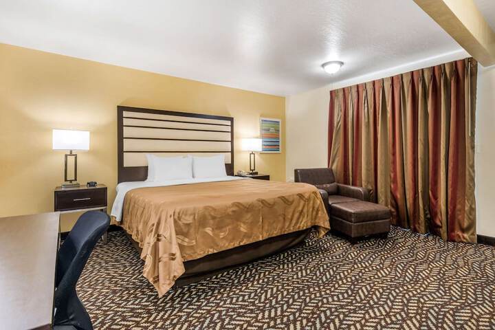 1 King Bed (5 of 7)