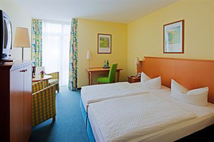 Room 7 of 16