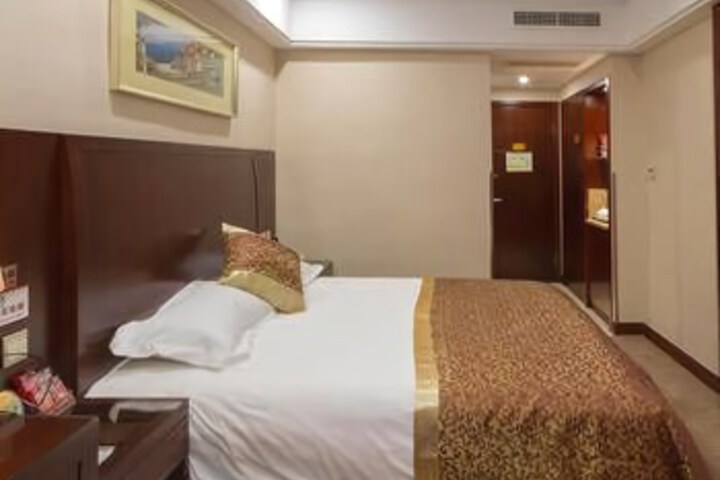 Room 4 of 8
