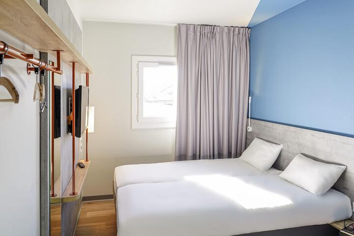 Room 10 of 46