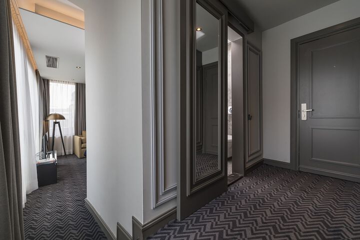 Room 16 of 62