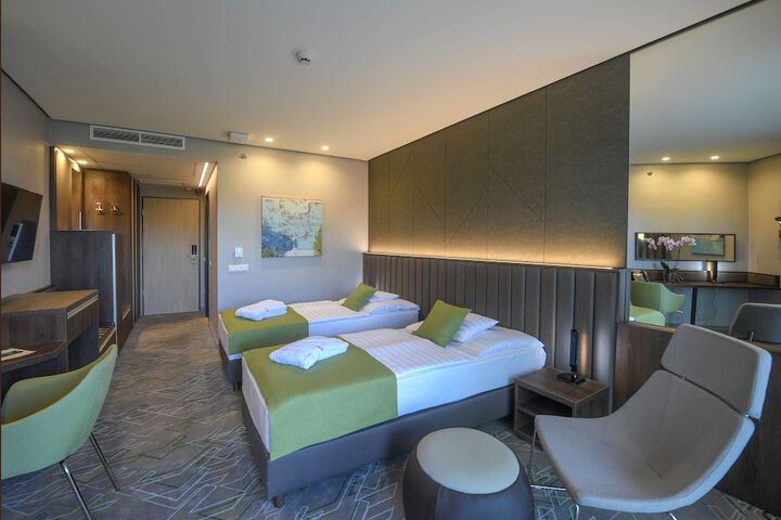 Room 6 of 80