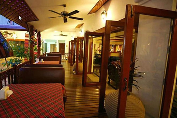 Lounge 53 of 63