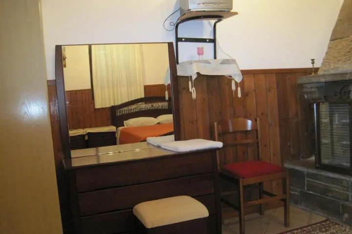Room 2 of 9