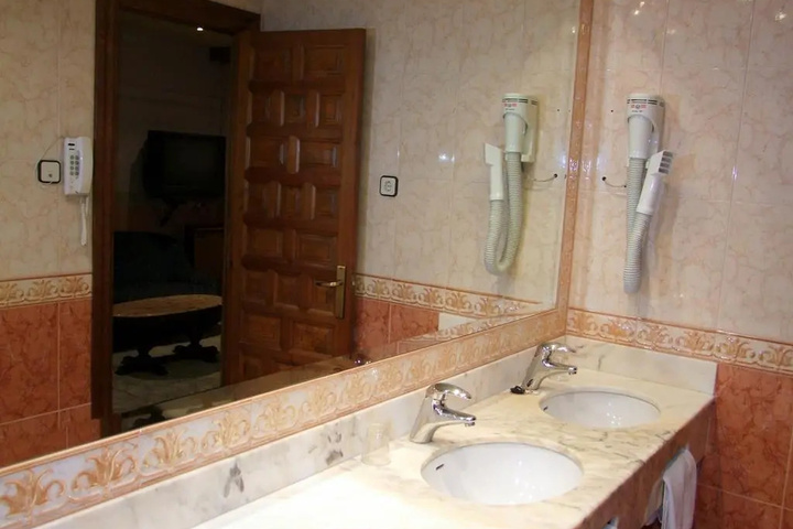 Room 4 of 16