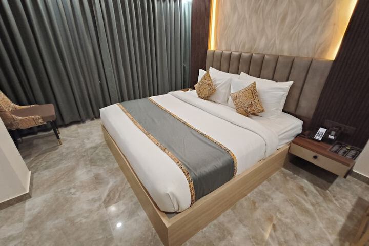 Room 13 of 34