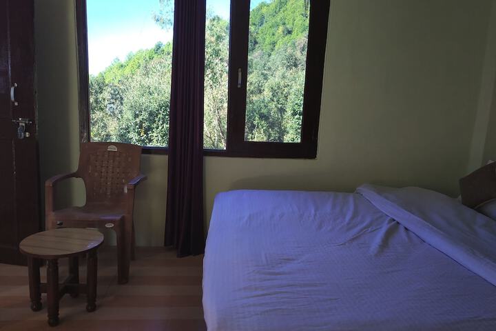 Room 10 of 32