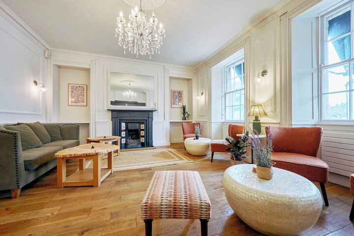 Lounge 67 of 72