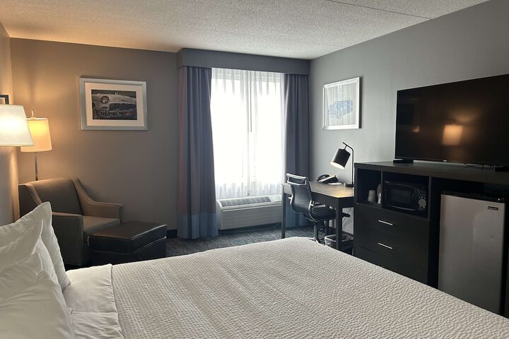1 King Bed Microwave and Refrigerator WiFi Full Breakfast (10 of 14)