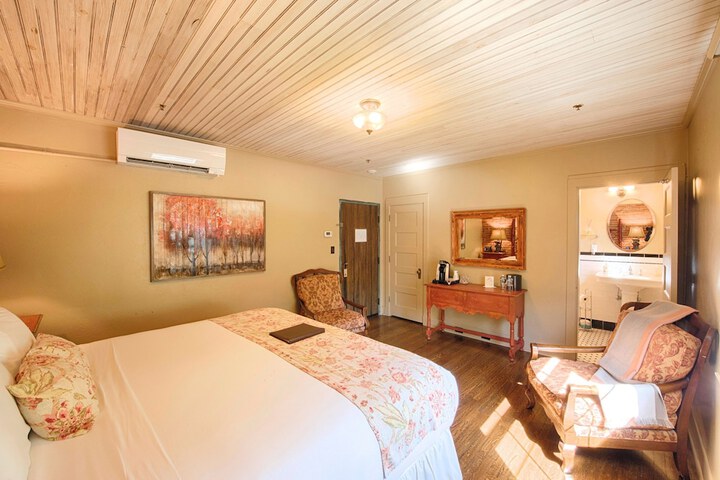 Room 26 of 243
