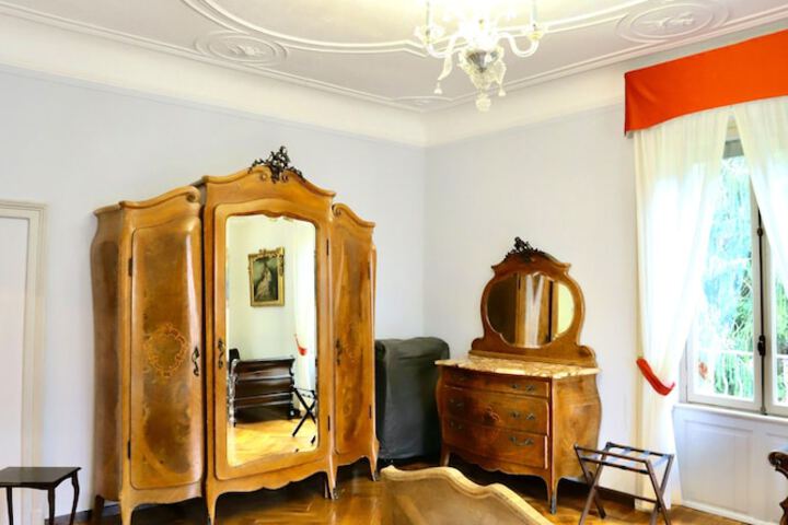 Room 11 of 93