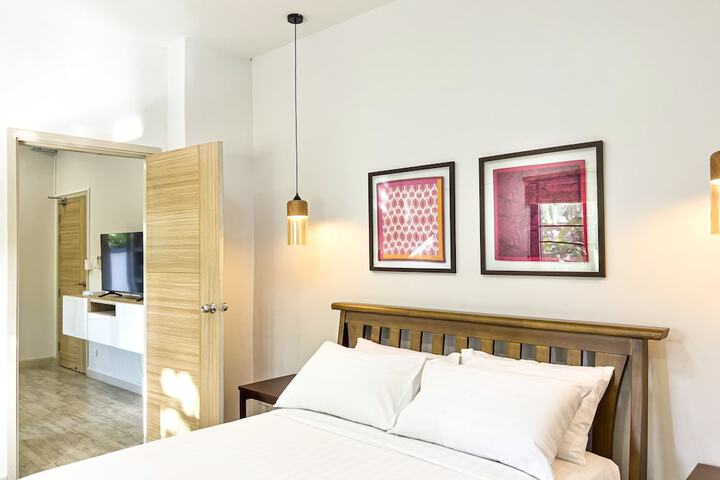 Room 33 of 80