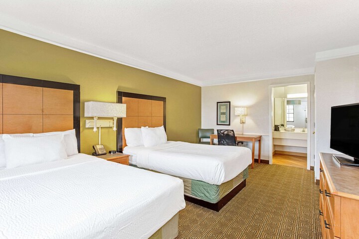 2 Double Beds (10 of 10)