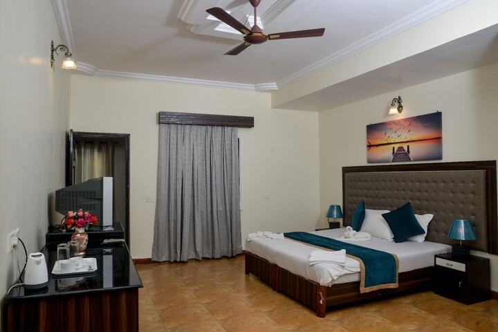 Room 4 of 12
