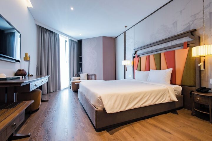 Room 53 of 80