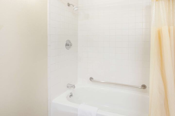 Room 25 of 38
