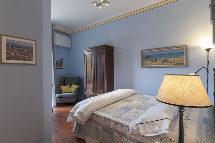 Room 6 of 28