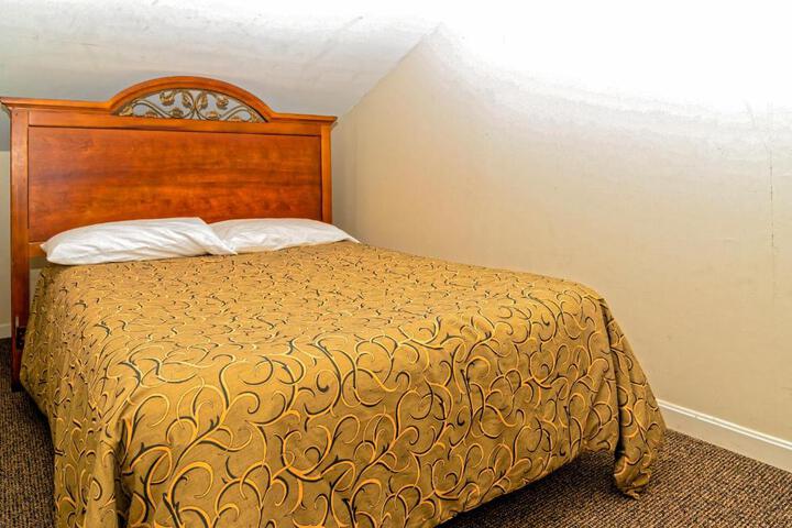 1 Queen Bed (1 of 4)