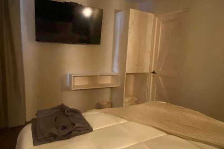 Room 5 of 82