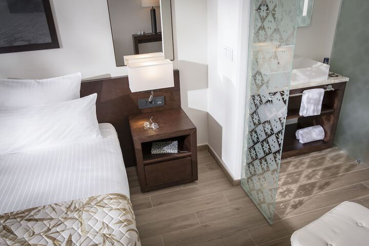 Room 8 of 90