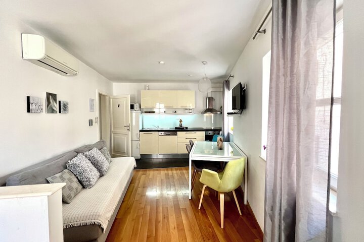 Room 32 of 84