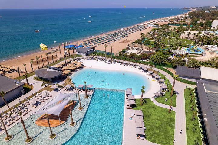 Hotel with Pool