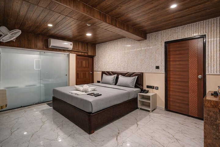 Room 28 of 35