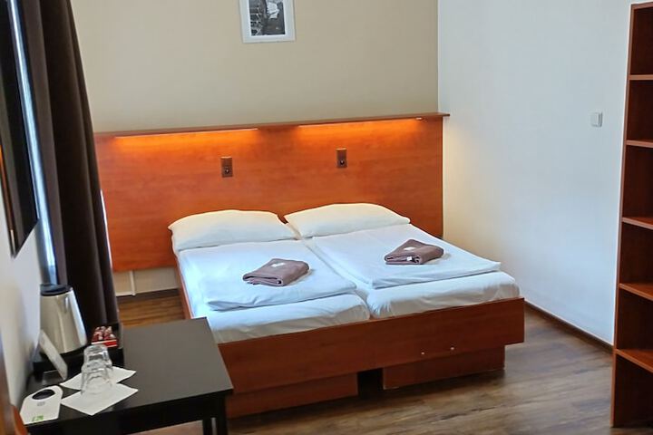 Room 10 of 25