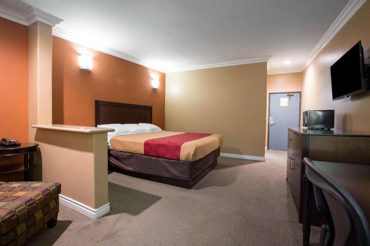 1 King Bed (8 of 18)