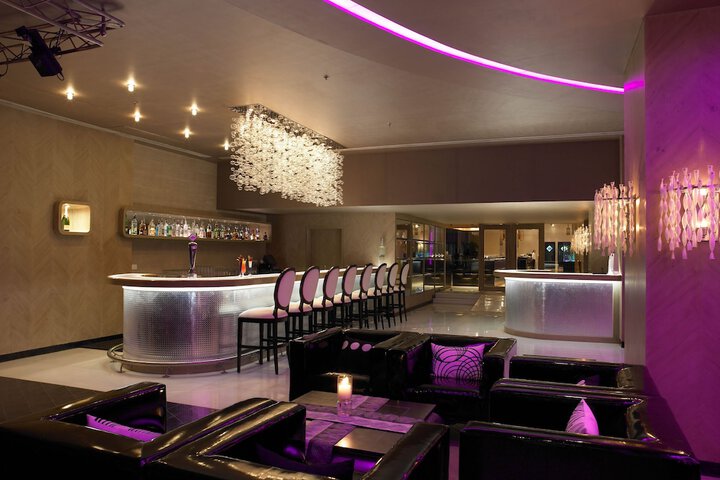 Lounge 104 of 133
