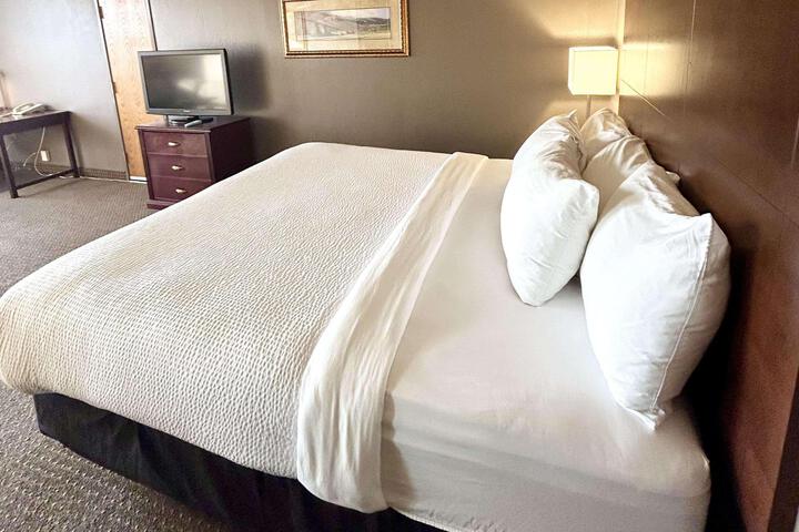 1 King Bed Deluxe River View Sofa Bed Microwave and Refrigerator High Speed Internet Accessible Coffee Maker (24 of 31)