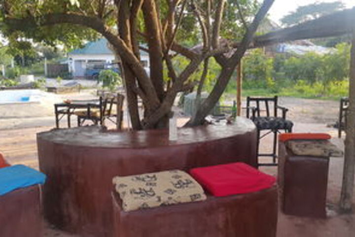 Lounge 33 of 49