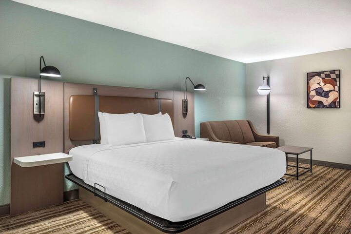 1 King Bed Sofa Bed Work Desk Microwave and Refrigerator WiFi Full Breakfast (4 of 15)