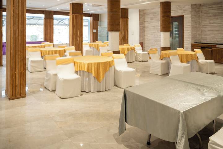 Ballroom/Hall 31 of 44