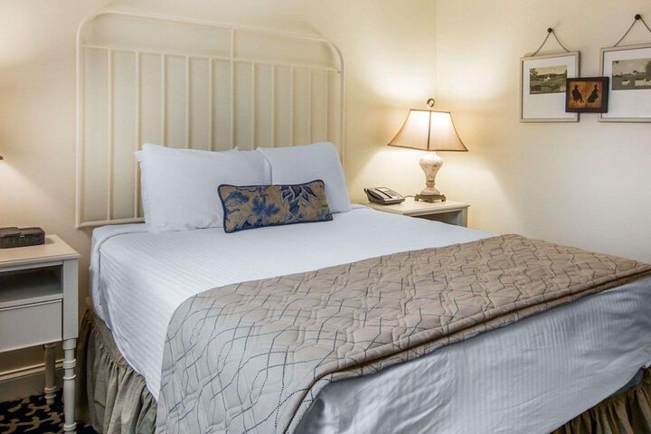 1 Queen Bed (8 of 13)