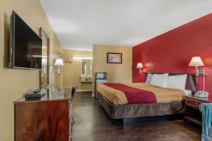 1 King Bed (2 of 22)