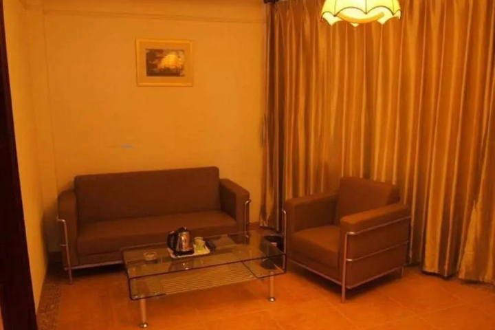 Room 7 of 12